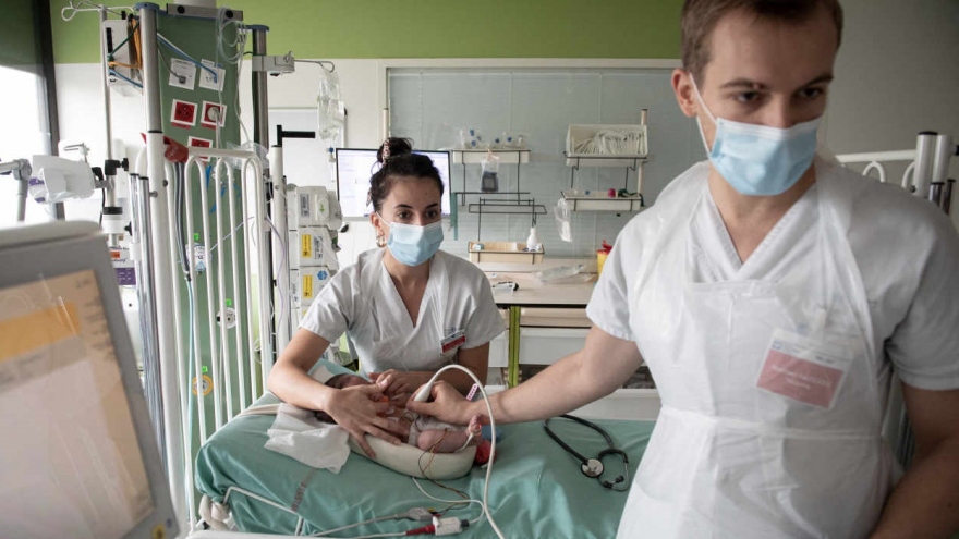 Các bệnh viện Pháp căng thẳng vì dịch bệnh chồng chéo